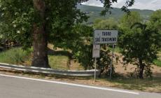 Strangola la compagna e si impicca nel giardino
