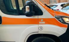 Cade cercando di raggiunge figlio solo in casa, grave una 32enne