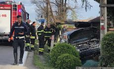 Gravissimo incidente sulla via Cremonese: auto contro un palo, un ferito incastrato. Forse un malore all'origine dell'uscita di strada
