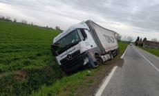 Camion esce di strada a San Quirico: conducente al pronto soccorso