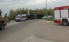 Si ribalta camion di prosciutti: un ferito, disagi al traffico in via Colorno - Foto 