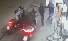 Napoli, resiste alla rapina e gli sparano alle gambe