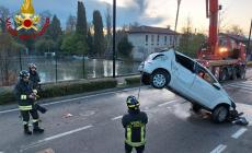 Durante un litigio, una coppia in auto finisce nel lago a Pordenone, morto un giovane. Due feriti
