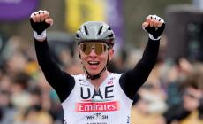 Giro della Fiandre, Pogacar vince in solitaria. Secondo van der Poel