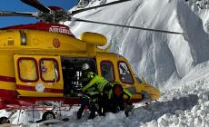 Valanghe, 24 ore tragiche sulle Alpi: 4 morti. Una madre sepolta dalla neve mentre le figlie gareggiano sugli sci