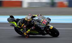 MotoGp, prima vittoria per Bezzecchi, nuovo leader del Mondiale. Bagnaia cade quando era secondo