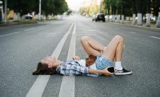 "Sdraiati di notte sulla Casilina", la folle sfida per una foto