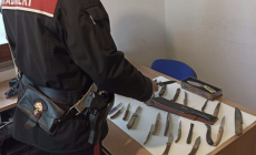 Maltratta la mamma minacciandola anche con uno dei 22 coltelli tenuti in camera: arrestato dai carabinieri