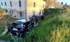 Schianto nella notte a Ragazzola, auto fuori strada: un ferito grave