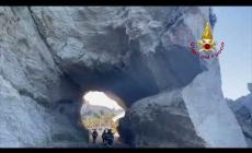 Crolla il costone sulla spiaggia di Tropea - Video