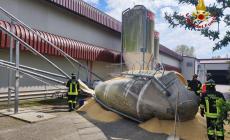 Tragedia a Forlì, un'auto urta un silos di mangimi e viene travolta: morti tre fratelli di 10 e 14 anni. Alla guida la maggiore, 18enne: da tre giorni aveva il foglio rosa