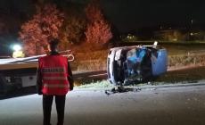 Fiat Punto esce di strada, si ribalta e finisce in un'area pedonale: auto distrutta a Scandiano, salvi i quattro giovani a bordo 