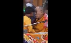 Il Dalai Lama chiede a un bimbo "succhiami la lingua", poi si scusa pubblicamente. Il video diventa virale
