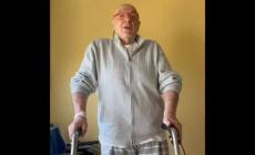 La passeggiata  con il deambulatore di Mauro Coruzzi, tra ironia e grande forza di volontà- Video