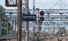 Rosso e verde accesi contemporaneamente. Tutto regolare: in stazione si può