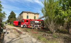 Baganzola, va a fuoco un casolare disabitato. Grossa nube di fumo sull'autostrada