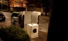 Un negozio di elettrodomestici? No, i rifuti lasciati in viale Milazzo