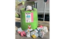 Le campane del vetro a  Panocchia non vengono svuotate da settimane: e in un attimo fioriscono discariche
