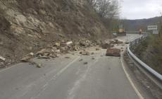 Ravarano, massi caduti in strada: miracolosamente non passava nessuna auto