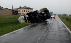Camion esce di strada e si ribalta a Vicomero