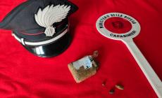 Lo fermano i carabinieri e il nervosismo lo tradisce: 22enne arrestato per spaccio, sequestrato hashish