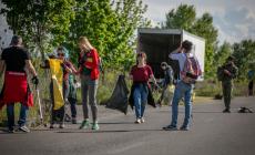 Monnezzari e Rotaract Farnese al lavoro per ripulire il parcheggio del Parma Retail