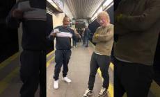 Ed Sheeran sorprende l'artista di strada Mike Yung: il duetto sotto la metropolitana di New York - Video