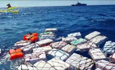  La Guardia di Finanza sequestra 2.000 kg di cocaina in mare,vale 400 milioni. La droga nascosta in 70 colli galleggianti