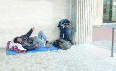 Senzatetto: bivacchi in strada, tende nei parchi