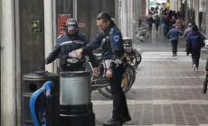 Via Mazzini, va  a fuoco un cestino della  spazzatura. Intervengono gli agenti della Polizia locale