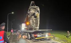 Gainago,  vola in un fosso e l'auto prende fuoco:  il 26enne  è sempre gravissimo in Rianimazione