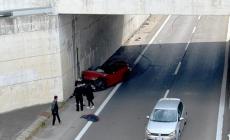 Via Spezia, sfreccia con la cabrio sulla tangenziale ad elevata velocità e poi  si schianta contro un muro: illeso