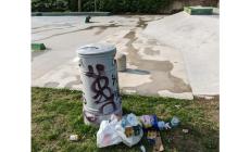 Il parco skateboard dalla parrocchia di via Paradigna tra vandalismi e rifiuti abbandonati