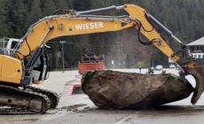 Alto Adige: un  masso cade su una strada in Valle Aurina poco dopo il transito di un'auto