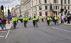 Gran Bretagna, il premier Sunak si muove per Londra con un'enorme scorta di polizia. Polemiche su Internet: "Sembra un dittatore coreano"