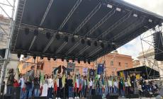 Piazza Garibaldi: le bandiere  delle brigate partigiane consegnate agli studenti