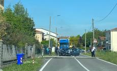 Carzeto, auto finisce contro un lampione abbattendolo: donna trasportata  al Maggiore con l'elisoccorso