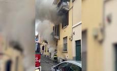 Un nuovo incendio a Parma, fiamme in una palazzina di via Rismondo - Video