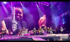 Michelle Obama sul palco di Springsteen a sorpresa per fare la corista - Video