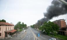 Via Emilio Lepido, durante l'incendio trovate tracce di diossina: "Confermata la validità dell'ordinanza fino a martedì" (Il testo-la mappa)