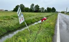 Auto finisce nel canale pieno d'acqua: illeso il conducente