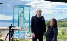 La presunta veggente di Trevignano è tornata tra videomaker e body guard: "La Madonna  è con me"