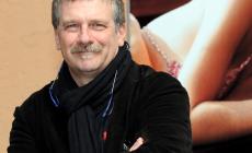 E' morto il regista Alessandro D'Alatri: tra i suoi lavori Il Commissario Ricciardi e I Bastardi di Pizzofalcone. Aveva 68 anni