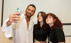 Can Yaman al liceo Marconi per parlare di adolescenti e social media - Foto 