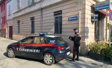 Ruba una bicicletta, poi inveisce contro i carabinieri brandendo una bottiglia: due pattuglie per bloccarlo. Arrestato