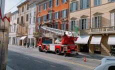 Cadono calcinacci da un balcone in Strada Repubblica: intervengono i vigili del fuoco e la polizia municipale