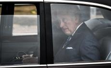 Carlo e Camilla arrivati a Buckingham Palace, prima foto del re
