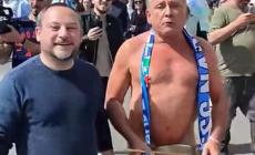 Napoli, l'attore Paolantoni gira nudo sul lungomare: l'aveva promesso in caso di vittoria della squadra partenopea