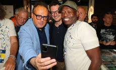Parma-Brescia: Tino Asprilla dirige i cori dei boys della Curva nord
