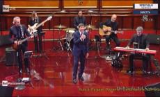 Per il 75 anni del Senato Morandi canta l'inno di Mameli in Aula. Il chitarrista ha insegnato a Parma